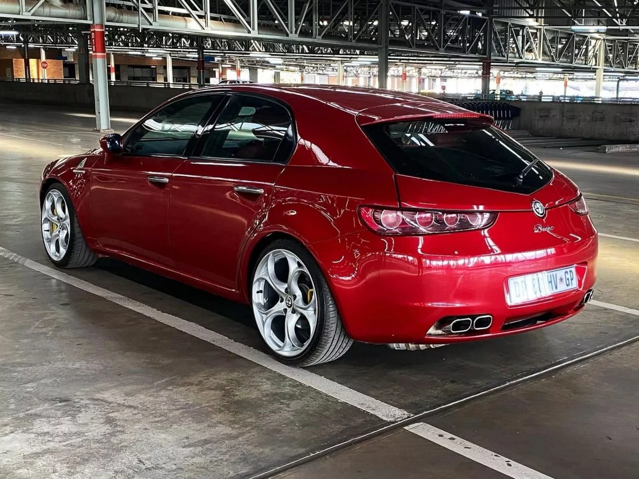 Vista trasera del Alfa Romeo Brera, mostrando su elegante diseño y líneas deportivas.