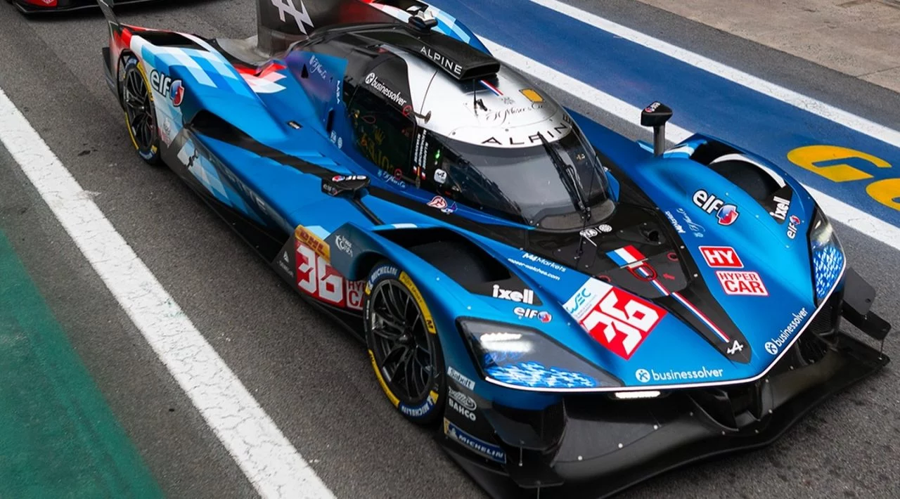 Vista lateral del Alpine en competición del WEC, destacando su aerodinámica y librea.