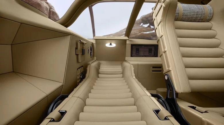 Opulencia y versatilidad definen este espacio con asientos traseros abatibles de un Maybach.