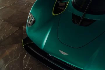 Vista trasero-lateral del Aston Martin Valkyrie, hipercoche de Alonso