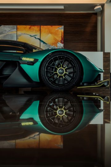 Vista lateral del Aston Martin Valkyrie mostrando sus líneas aerodinámicas.