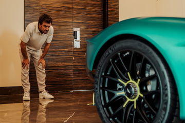 Fernando Alonso junto a su Aston Martin Valkyrie, exclusividad en cuatro ruedas.