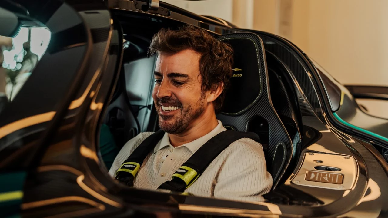 Fernando Alonso al volante de su Aston Martin Valkyrie.