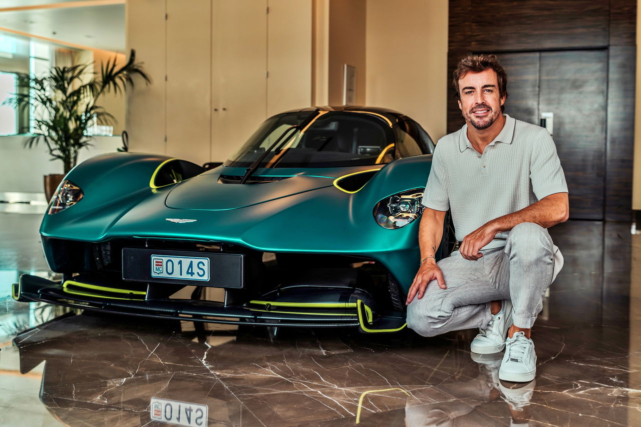 Vista delantera y lateral del Aston Martin Valkyrie junto a Fernando Alonso.