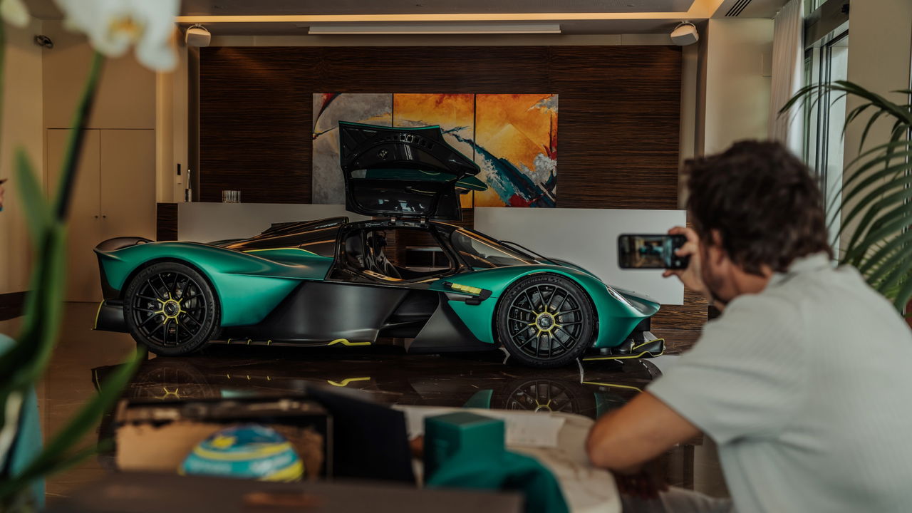 Fernando Alonso junto a su impresionante Aston Martin Valkyrie.