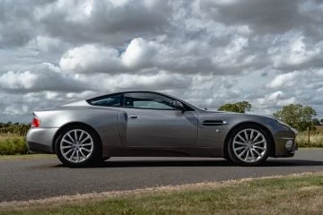 Aston Martin Vanquish en tono plateado como coche de James Bond.