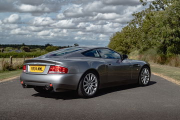 Un Aston Martin Vanquish en su esplendor, como salido de una película de Bond.