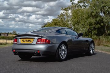 Vista trasera lateral del icónico Aston Martin Vanquish de 'Die Another Day' con V12 atmosférico.