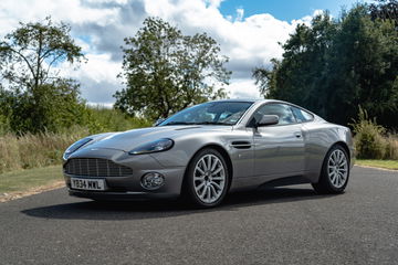 Aston Martin Vanquish, un clásico moderno inmortalizado en 'Die Another Day'.