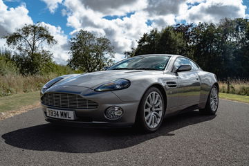 Aston Martin Vanquish, ícono de elegancia británica y poderío con su V12.