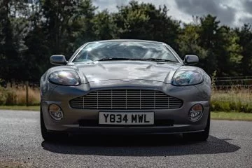 Frente icónico del Aston Martin Vanquish, poderío V12 de coche Bond.