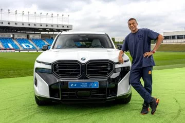 Vinicius junto al BMW eléctrico 4x4 con 659 CV y gran autonomía