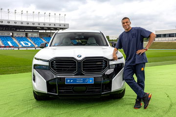 Vinicius junto al BMW eléctrico 4x4 con 659 CV y gran autonomía