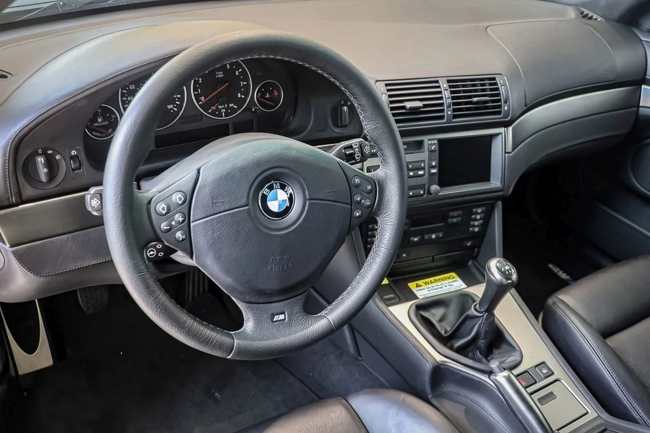 Cockpit del BMW M5 E39, con acabados que definen una era dorada de la automoción.