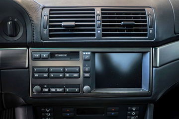 Detalle del sistema de climatización y audio del BMW M5 E39.