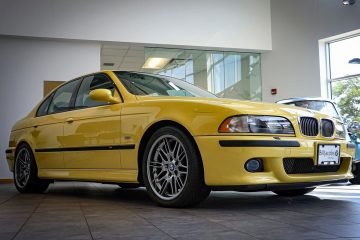 Elegancia y deportividad definen este BMW M5 E39 en amarillo.