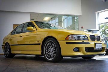 Elegancia y deportividad definen este BMW M5 E39 en amarillo.