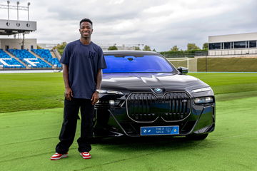 El eléctrico 4x4 BMW posa junto a Vinicius, mostrando su poderosa estampa