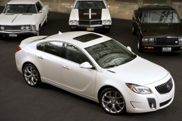 El icónico Buick GNX en blanco, posee una presencia que rivaliza con la imponencia de Darth Vader.