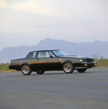 Un Buick GNX de 1987 en todo su esplendor lateral, reflejo del poderío americano.