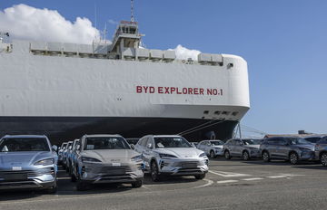 Flota de vehículos BYD listos para desembarcar en España, fondo barco BYD Explorer No.1