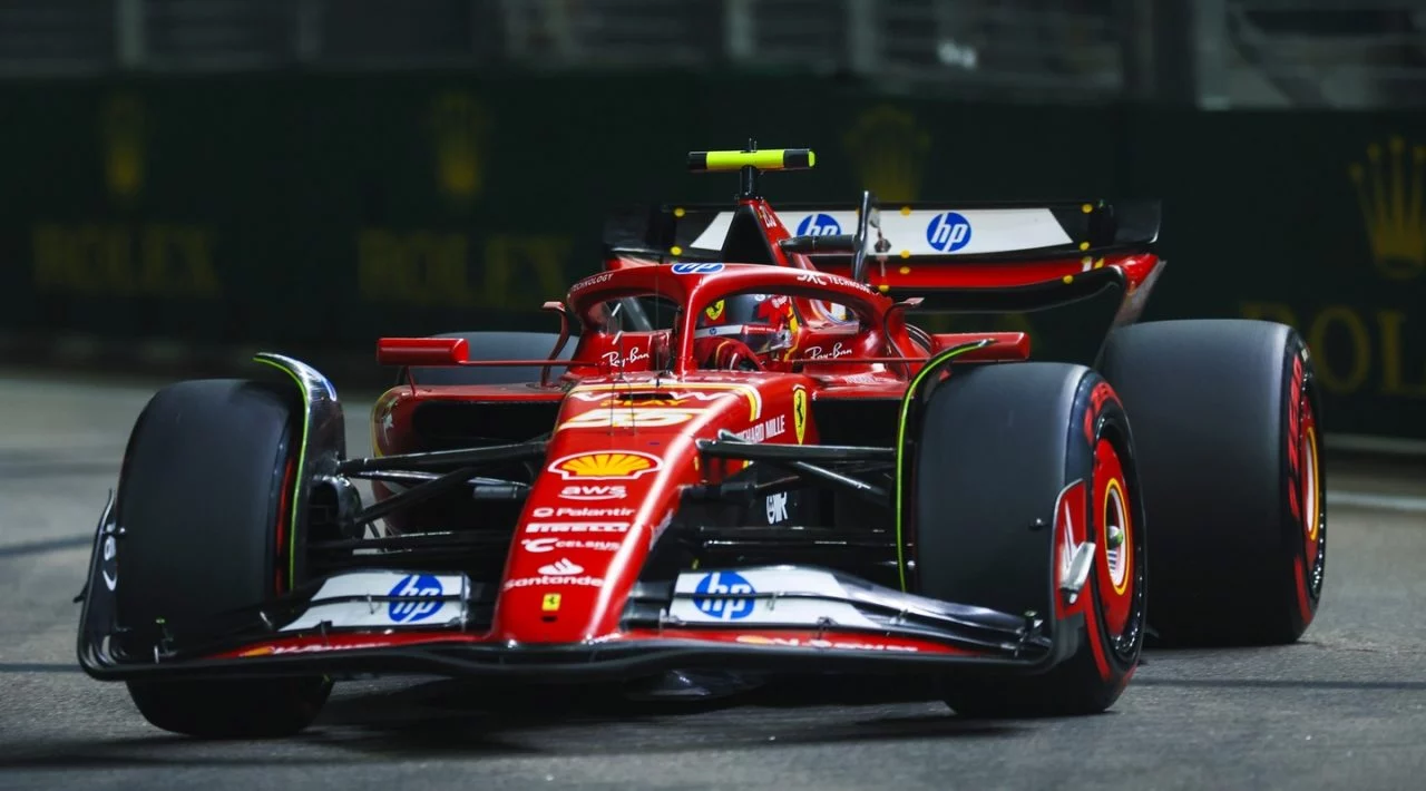 Imagen de Carlos Sainz al volante del Ferrari durante el GP de Singapur 2024