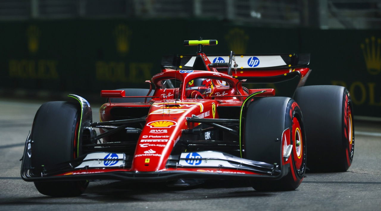 Imagen de Carlos Sainz al volante del Ferrari durante el GP de Singapur 2024