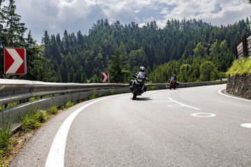 Dos motoristas tomando curva con nueva señalización