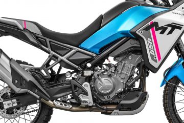 Vista lateral del CFMOTO 450MT que revela su diseño agresivo y moderno.