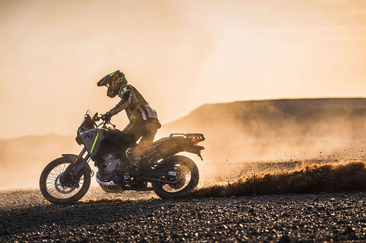 La CFMOTO 450MT muestra su estilizada silueta en una toma lateral.