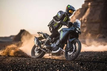 La CFMOTO 450MT muestra su lado aventurero en un entorno desafiante.