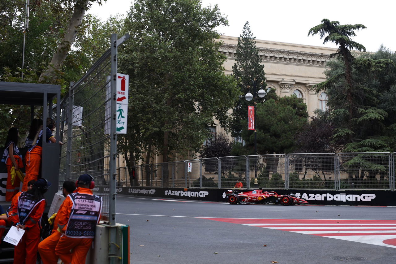 Charles Leclerc a bordo de su monoplaza en los libres de Baku