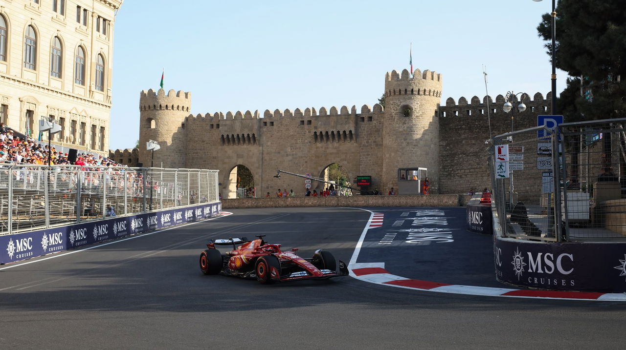 Charles Leclerc domina la clasificación con su monoplaza en Bakú.