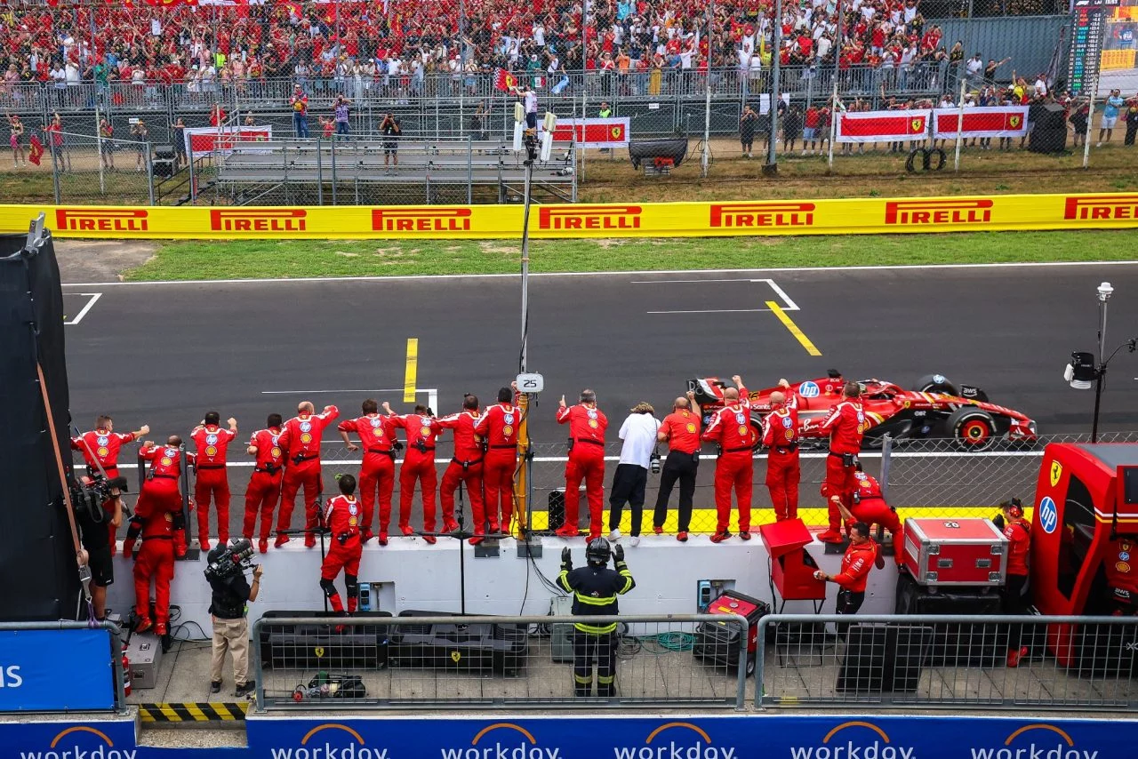 Charles Leclerc celebra su triunfo en Monza desde el podio.