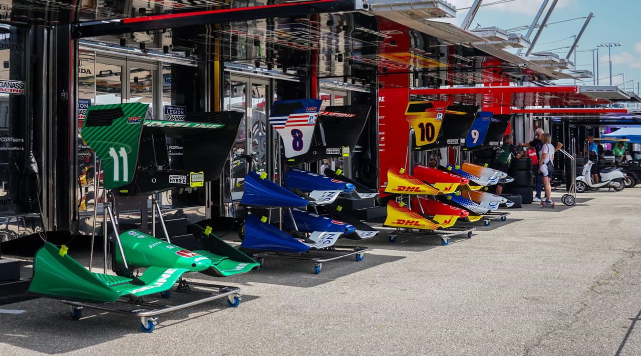 Monoplaza de Chip Ganassi Racing en pits, listo para competir.