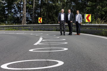 Círculos pintados sucesivamente en el asfalto de una carretera.