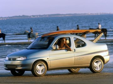 Citroën Berlingo transformado en un coupé playero con sillas de playa.