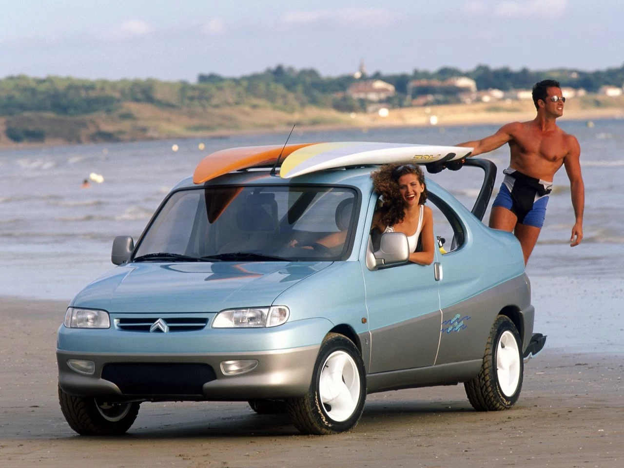 Citroën Berlingo con sistema de carga innovador y sillas de playa.