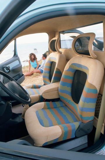 Innovador Citroën Berlingo con sistema de carga lateral y sillas de playa.