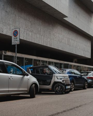 El City Transformer CT-2 exhibe su capacidad de estrecharse para estacionar.