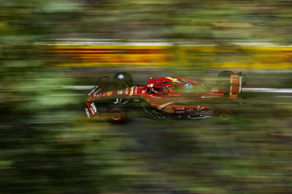 Carlos Sainz con su Ferrari en velocidad durante clasificación