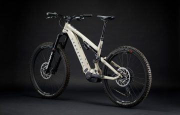 Ebike doble suspensión preparada competición 4x4, diseño robusto.