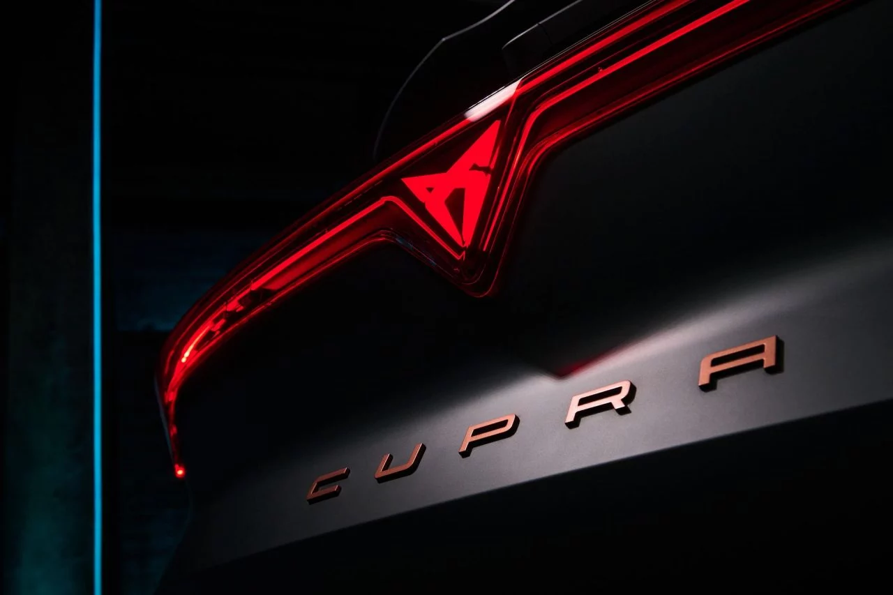 El CUPRA Terramar muestra su distintiva identidad con líneas elegantes y modernas.