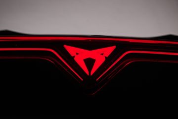 Vista parcial del distintivo logo de CUPRA iluminado en el interior.