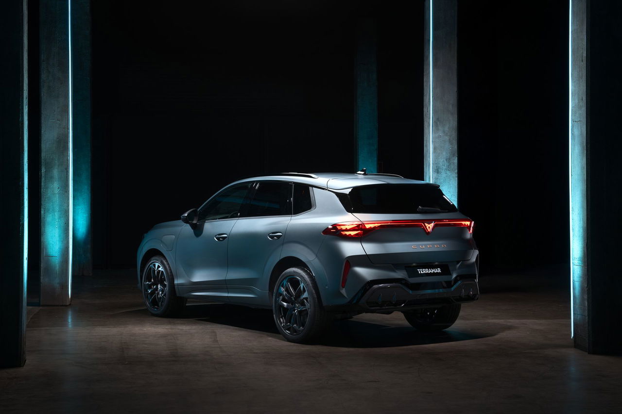 El CUPRA Terramar 2025, un SUV con líneas modernas y deportivas.