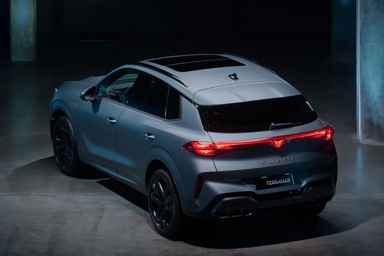 Vista elegante del CUPRA Terramar con diseño innovador y líneas deportivas