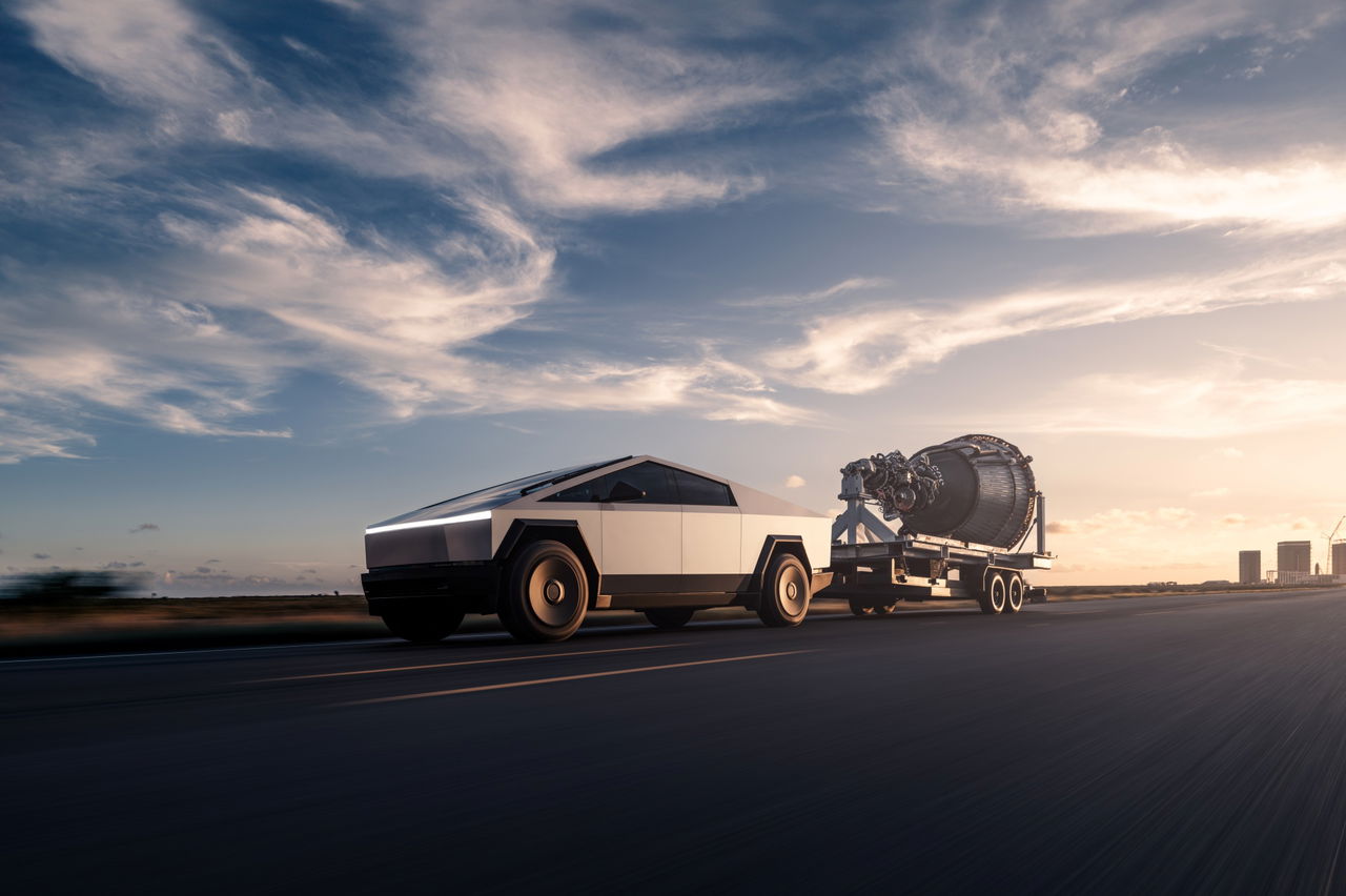 Duelo de titanes: el futurista Cybertruck frente a un clásico deportivo americano