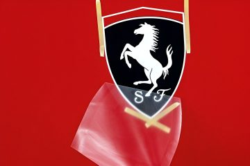 Artesano invierte 8h en pintar a mano el escudo de Ferrari, un emblema de exclusividad.