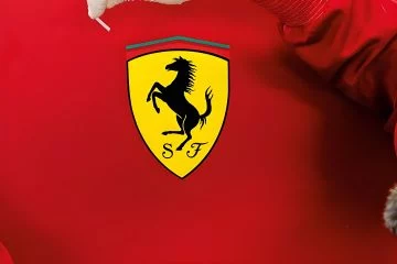 Cada escudo de Ferrari es pintado a mano con 8h de dedicación y habilidad artesanal.