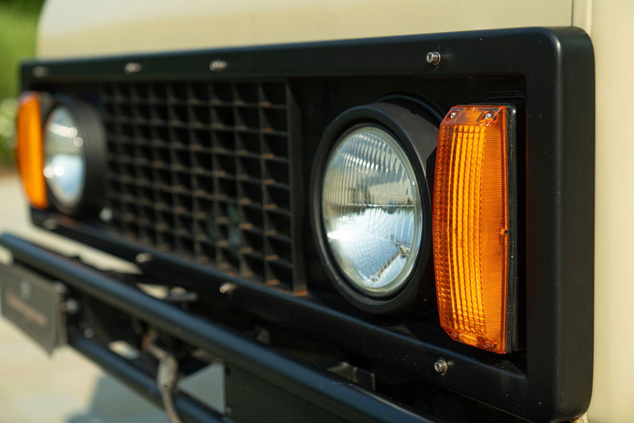 Primer plano de los faros robustos del Volvo, resaltando su diseño funcional.